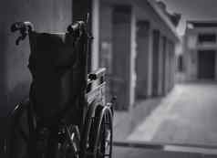 轮椅折叠墙伤心新闻医院概念抑郁症老化社会孤独的空轮椅医疗设备服务病人助理禁用上了年纪的人
