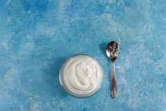 希腊酸奶碗勺子特写镜头蓝色的石头表