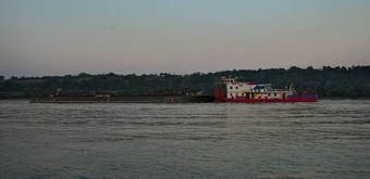 herceg novi伤心塞尔维亚8月货物船慢慢地流动多瑙河
