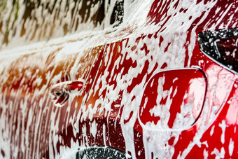 红色的紧凑的运动型多功能车车体育运动现代设计洗肥皂车覆盖白色泡沫车护理服务业务概念车洗泡沫玻璃打蜡玻璃涂层汽车