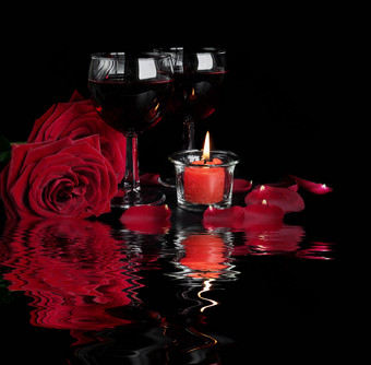 玫瑰红色的酒黑色的反映了水