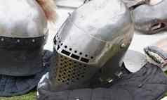 中世纪的勇士的钢头盔遮阳板