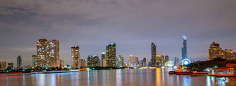 曼谷城市景观河前面现代建筑泰国美丽的晚上场景河市中心建筑天空白色云泰国亚洲旅行旅游曼谷现代办公室