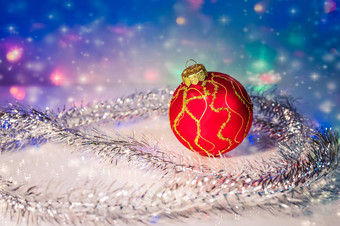 红色的圣诞树球俗丽的圣诞节装饰