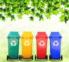 色彩斑斓的回收垃圾箱标志自然背景