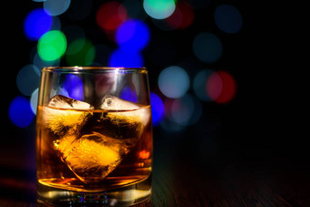 玻璃威士忌冰关闭黑暗背景