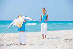 女孩哥哥海滩玩风筝
