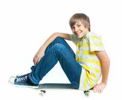 金发碧眼的男孩坐着滑板