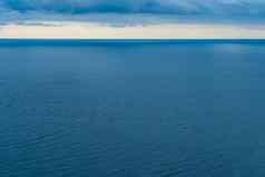 蓝色的海水视图地平线云简洁的海景
