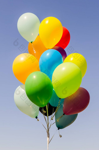色彩斑斓的群氦气球