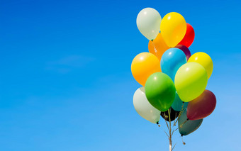 色彩斑斓的群氦气球孤立的背景