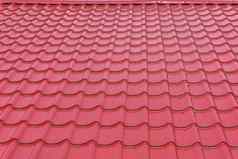 现代明亮的深红色的光滑的屋顶瓷砖纹理背景