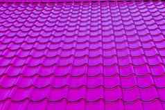现代明亮的深霓虹灯紫色的光滑的屋顶瓷砖纹理背景