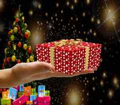 圣诞节概念手持有装饰包装圣诞节现在盒子孤立的圣诞节背景星星树礼物