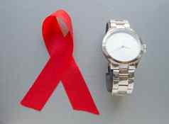 世界艾滋病一天象征红色的丝带时钟浪费时间开始治疗
