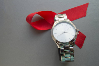 世界艾滋病一天象征红色的丝带时钟浪费时间开始治疗
