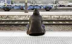 女人坐着火车站