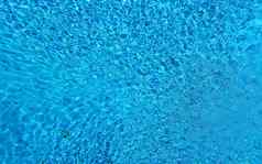 蓝色的水表面涟漪波游泳池
