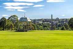 大草坪上风景优美的凉亭mcgrigor方尖塔duthie公园阿伯丁苏格兰