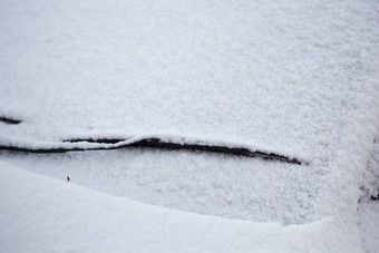 汽车覆盖新鲜的雪