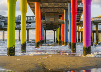 彩虹彩色的石头波兰人码头Scheveningen)海滩荷兰沙子波海
