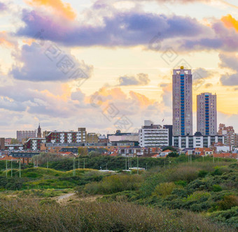 受欢迎的旅游位置Scheveningen)荷兰小<strong>镇海</strong>滩日落视图沙丘建筑摩天大<strong>楼</strong>