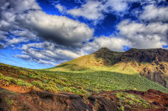 云蓝色的天空绿色字段山阳光明媚的一天<strong>西北海岸</strong>tenerife点有一部灯塔加那利岛