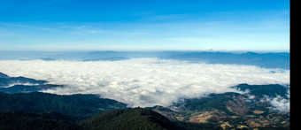 海雾美丽的高山视图点基乌梅帕恩
