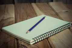 空白笔记本铅笔木表格生活