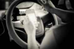 模糊图片人智能手机开车安全开车