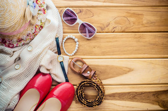 配件十几岁的女孩假期他时尚的夏天太阳镜鞋子服装木地板上