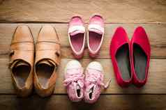 鞋子双爸爸妈妈女儿儿子家庭概念