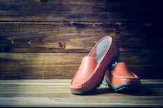 棕色（的）鞋子木地板上