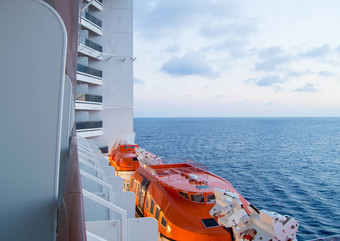 日落地中海海美丽的视图巡航船可见救生艇