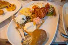 面包炒鸡蛋培根板勺子吃叉传统的美味的早餐酒店巡航