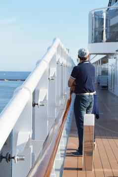男人。站甲板巡航船海岸阳光明媚的一天垂直拍摄