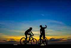 骑自行车的人自行车海滩黄昏