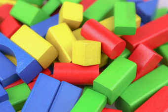 色彩斑斓的木建筑块玩具
