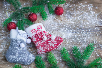圣诞节长袜被雪封住的木背景红色的球