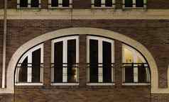 美丽的城市窗户拱现代荷兰体系结构背景
