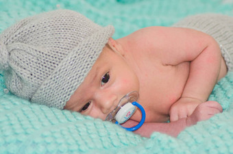 周新生儿婴儿男孩灰色的他绿色毯子假口