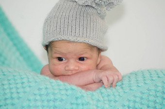 周新生儿婴儿男孩灰色的他绿色毯子
