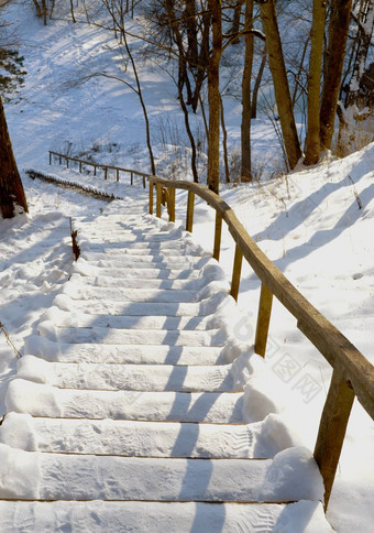 楼梯扶手陡峭的山覆盖雪冬天