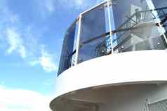 开放甲板奢侈品巡航衬管蓝色的天空视图玻璃栅栏
