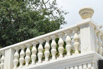 视图浪漫的白色阳台阳台栏杆白色石头栏杆