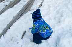 男孩蓝色的针织他温暖的夹克戏剧冬天楼梯覆盖雪视图回来