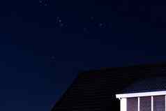 尖尖的房子屋顶天空完整的星星晚上