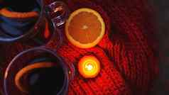 加香料的热酒玻璃杯子燃烧蜡烛黑暗红色的背景红色的热酒