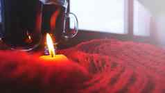 加香料的热酒玻璃杯子燃烧蜡烛黑暗红色的背景红色的热酒