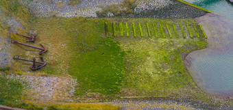 空中拍摄港路堤法拉盛石头覆盖绿色海藻船锚装饰荷兰景观